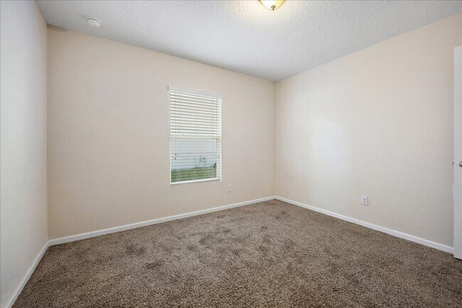 Building Photo - Spacious 4 Bedroom in Fast Growing Nassau ...