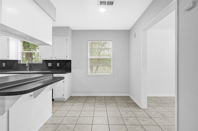 Building Photo - 1014 Robinson St