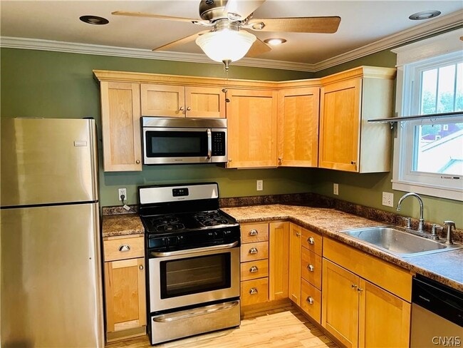 Building Photo - 1005 Gotham St