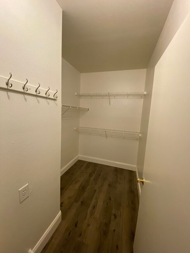 Building Photo - AMERICANA Property Mgmt - 1 Bedroom Condo ...