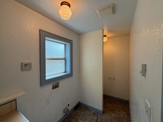 Building Photo - 3 Bed, 1.5 Bath overlooking the Rose Garden and Willamette River bike path in Whiteaker