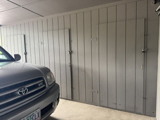 Building Photo - Fantastic location just steps from the Deschutes River and 1st St Rapids Park