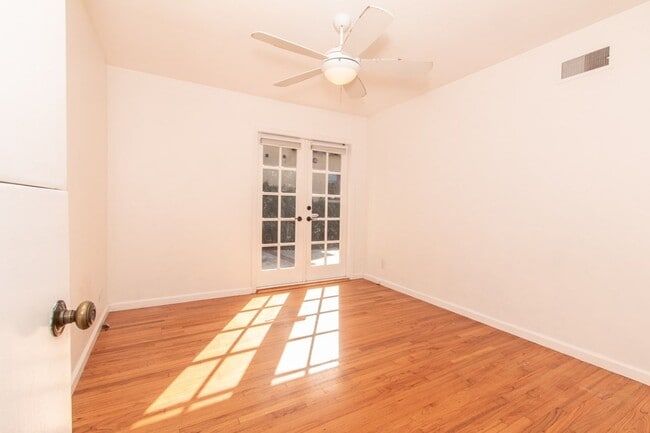 Building Photo - Charming 3 Bed/2 Bath Home in Bird Rock/ La Jolla- 1 Block from the Ocean!