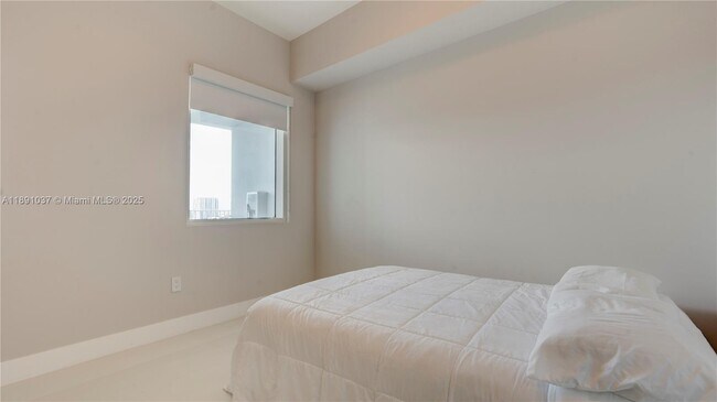 Building Photo - 2020 N Bayshore Dr