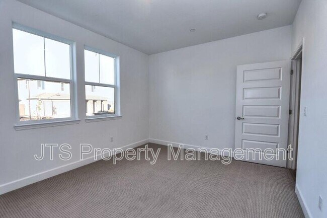 Building Photo - 3349 Hedgerow Ct