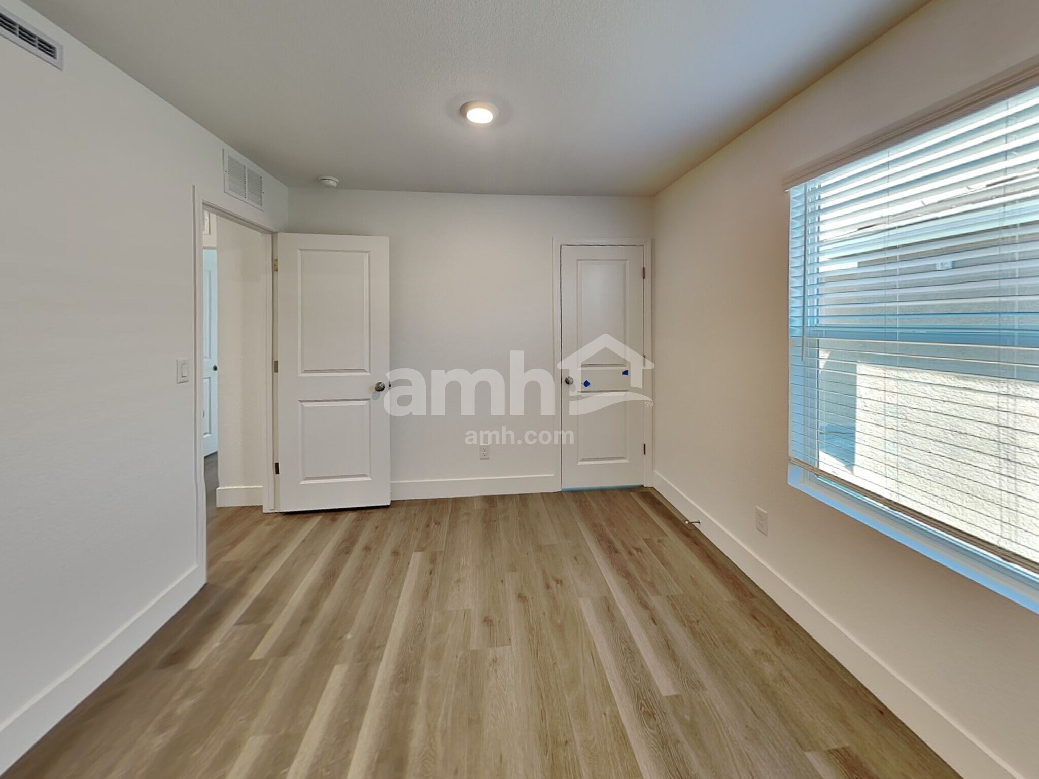 Building Photo - 5840 Vaes Dothrak St