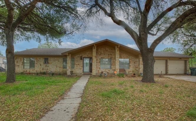 Building Photo - 1010 Country Oak Dr