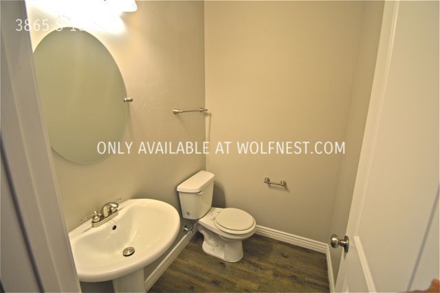 Building Photo - Gorgeous 3 Bedroom West Valley Townhome! N...