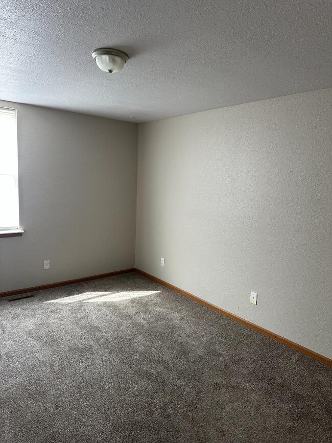 Building Photo - 202 S Woods Ct
