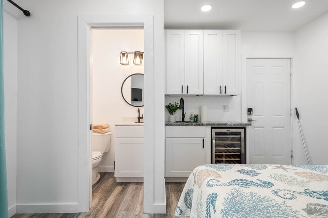 Building Photo - 113 4th Ave