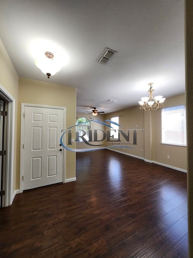 Building Photo - 3-bedroom 2-bath home with den located in Edgewater