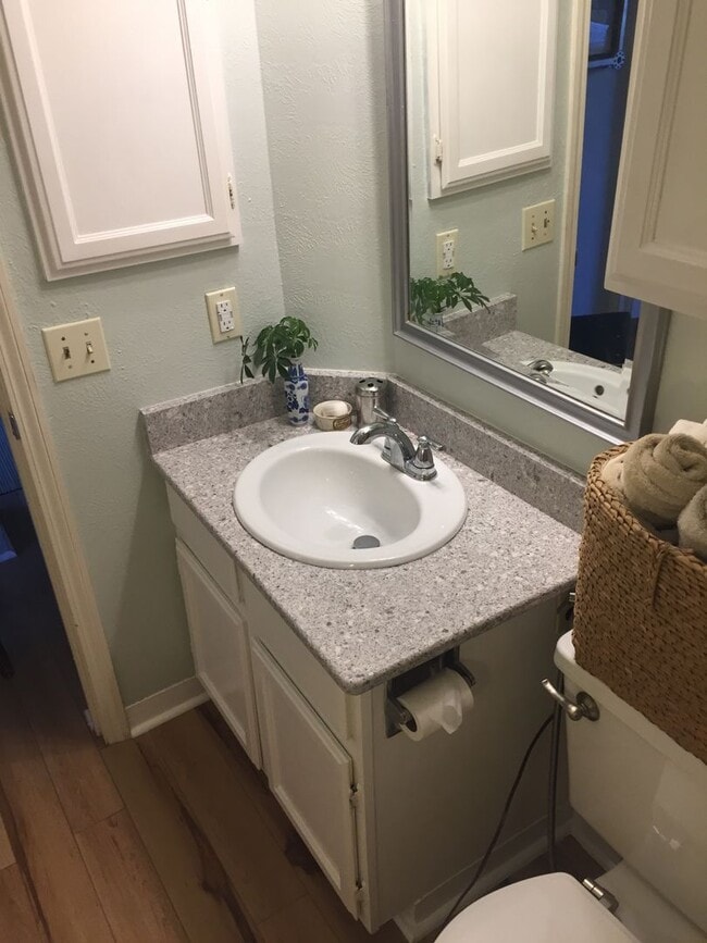 Building Photo - Top Floor FURNISHED 1 Bed/Office/Loft in P...