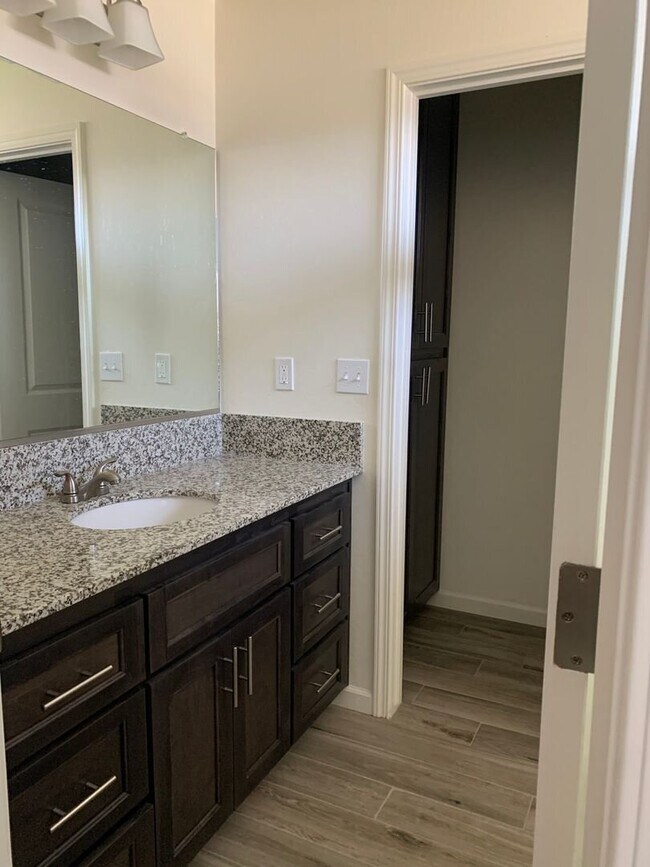 Building Photo - Beautiful 3 Bedroom 2 Bath Home in North Hanford