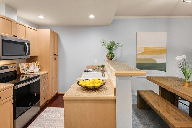 Building Photo - 2bd/2ba Sammamish House