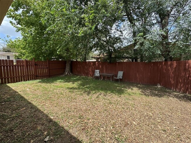 Building Photo - 2900 Lovell Dr