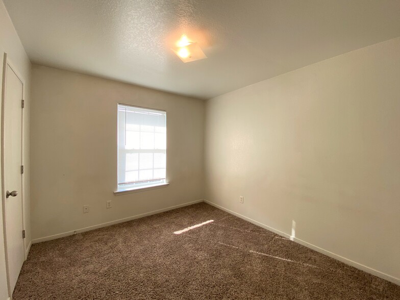 Building Photo - 409 W Dale Ave
