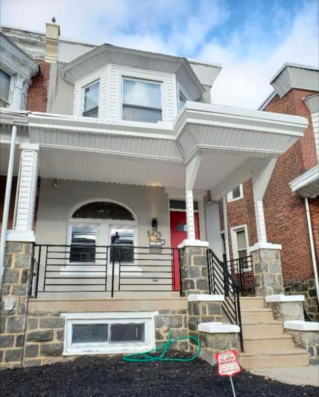 Building Photo - 5425 Catharine St