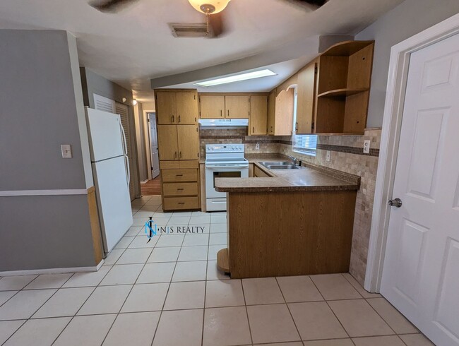 Building Photo - Must See 3/2/1 over 1000sf with tile/lamin...