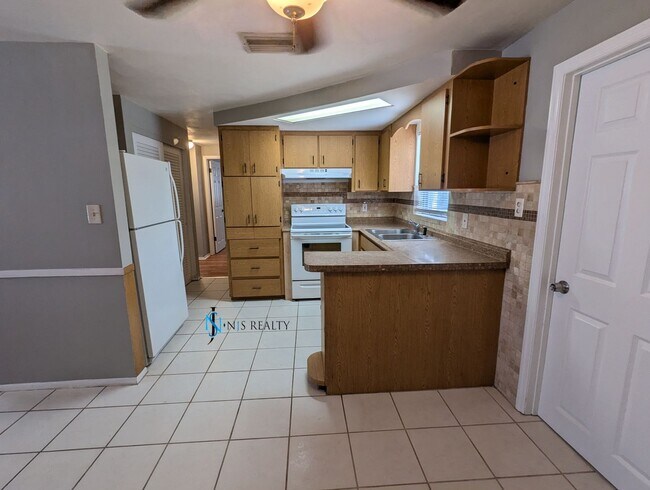 Building Photo - Must See 3/2/1 over 1000sf with tile/laminate floors, fresh paint, fenced yard and large living r...