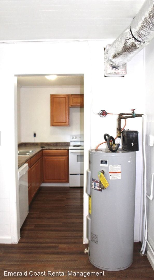 Building Photo - 3 br, 1 bath House - 25 Oak Street