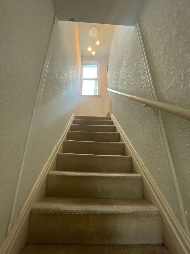 Building Photo - AVAILABLE NOW - 3 Bedroom/1.5 Bath Home wi...