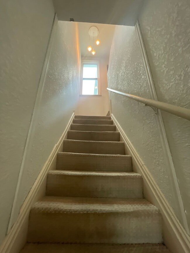 Building Photo - AVAILABLE NOW - 3 Bedroom/1.5 Bath Home with Lake views!