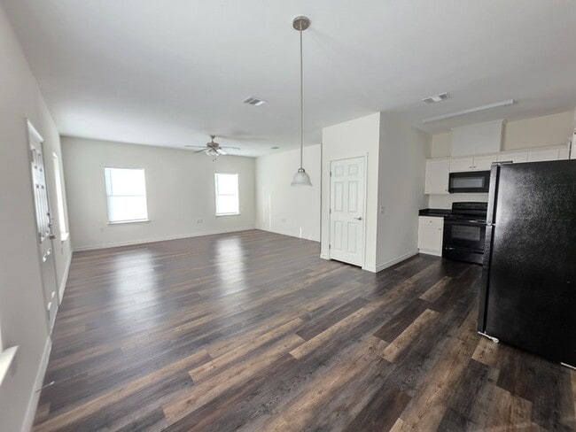 Building Photo - 6306 Red Oak Dr