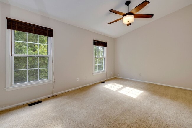 Building Photo - 3 Bed 2.5 Bath - Gaithersburg Townhouse - Finished Basement