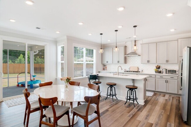 Building Photo - Chapel Hill 5 Bedroom/ 3 bath Home Gourmet Kitchen Fireplace and Fenced yard!