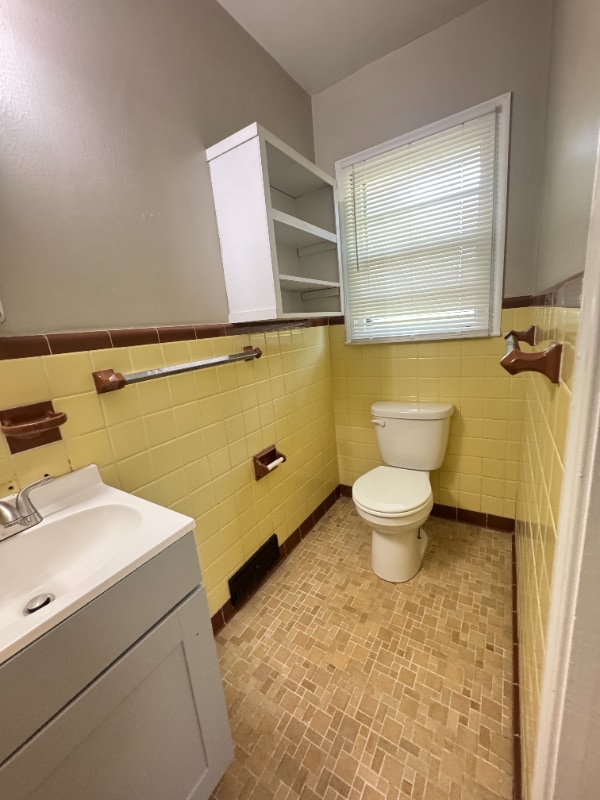 Building Photo - 2107 Hillcrest Dr