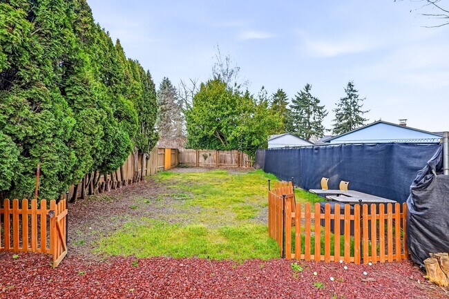 Building Photo - Spacious 4-Bedroom Chemawa Park Home with Fireplace, Bonus Room & Large Yard