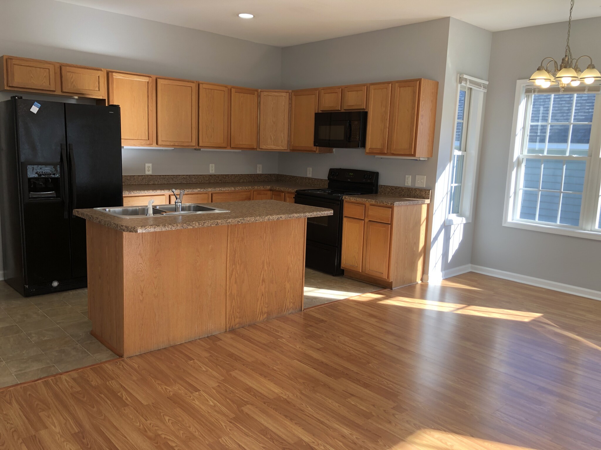 Kitchen - 112 Willowfield Ln