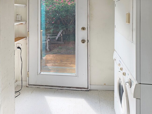 Building Photo - Charming 2 Bed/1 Bath Bungalow in Lakeside!