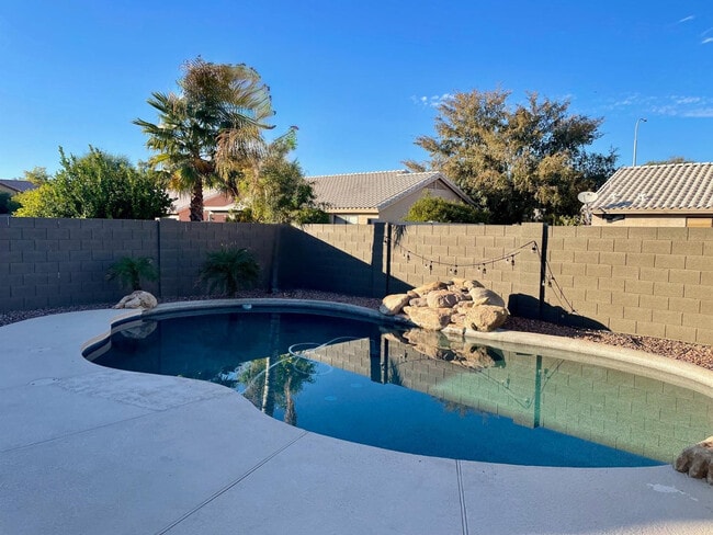 Building Photo - 2422 E Remington Pl