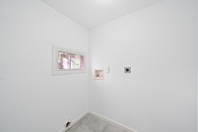 Building Photo - 2823 Bernardo De Galvez Ave