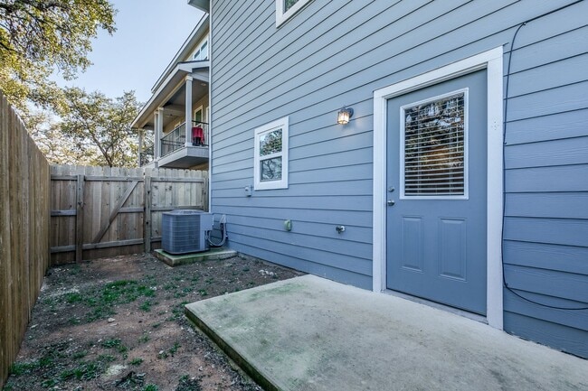 Building Photo - 3-BEDROOM TOWNHOME-STYLE DUPLEX