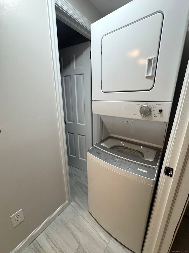 Building Photo - 24 Woodbury Ave