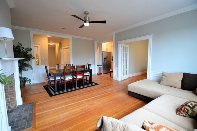 Building Photo - Spacious Commonwealth Ave four bed two bat...