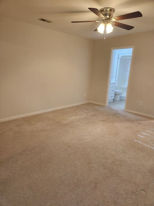 Building Photo - 2 Bedroom Condo Close to Wrightsville Beach