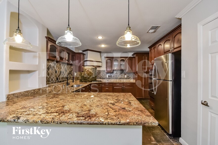 Building Photo - 321 Redstone St