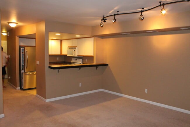 Building Photo - 2 Bed 1.5 Bath - Gas Heat - Garage - Yard Maintenance - Pet Friendly