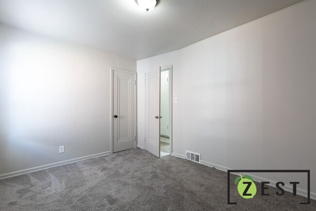 Building Photo - Amazing 3 bed 1 bath Home