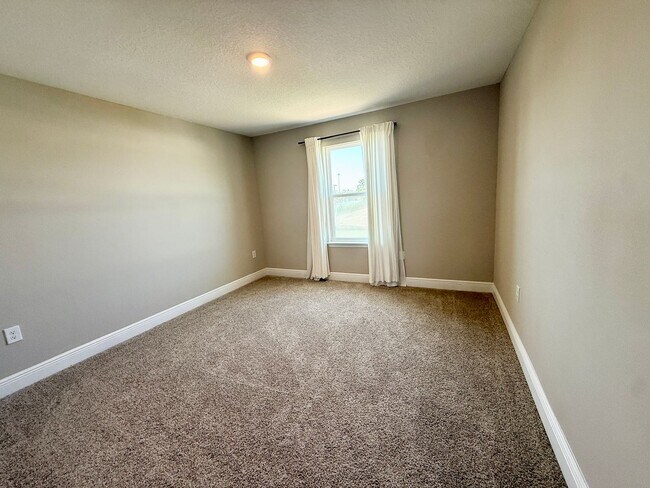 Building Photo - 5282 Neil Dr