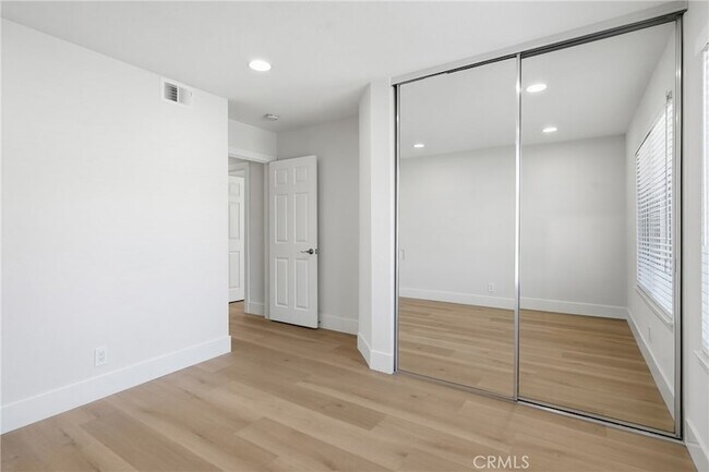 Building Photo - 7 San Vincente