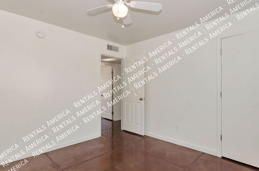 Building Photo - 425 W 26th St