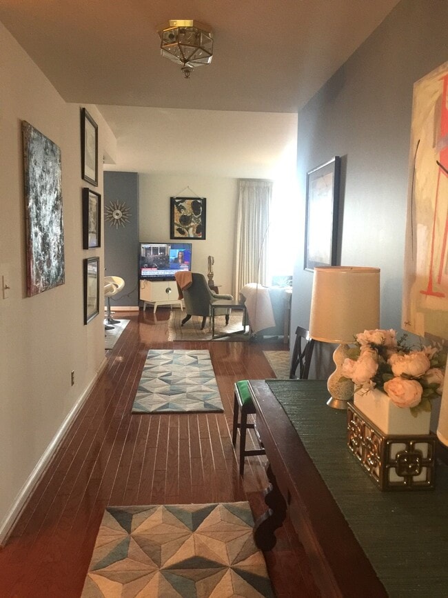 Building Photo - 10 E Lee St