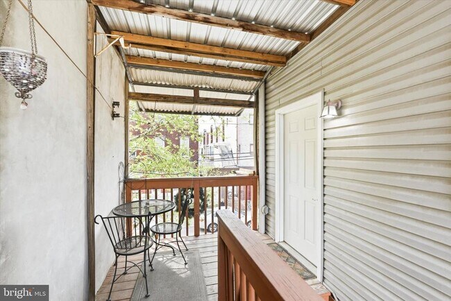 Building Photo - 1347 S 6th St