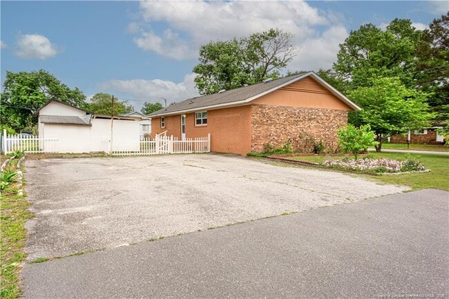 Building Photo - 2701 Daly Ave