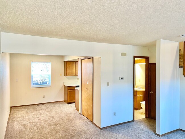 Building Photo - Beautiful West Side 2 Bedroom Condo w/ Views!!