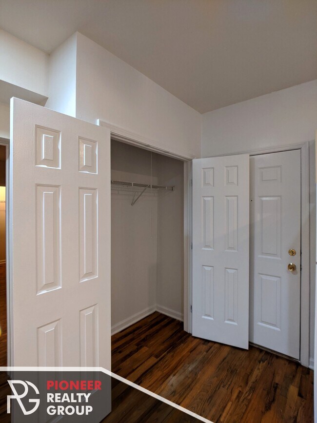 Building Photo - 917 W Dakin St